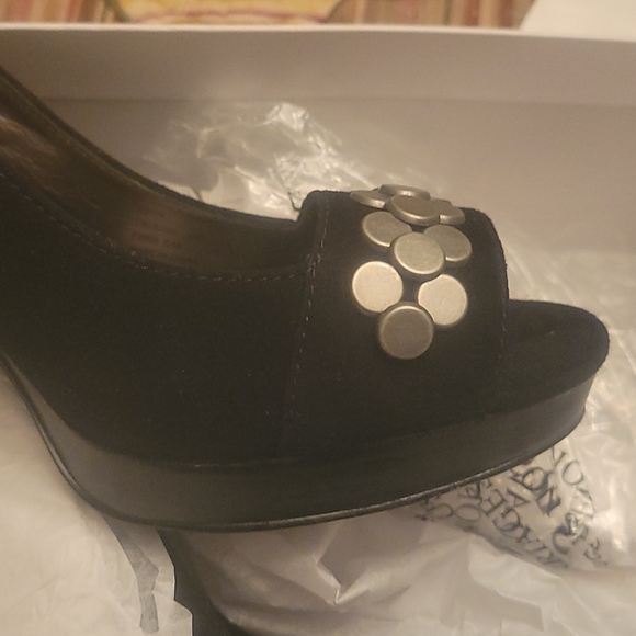 Pumps - Picture 2 of 5